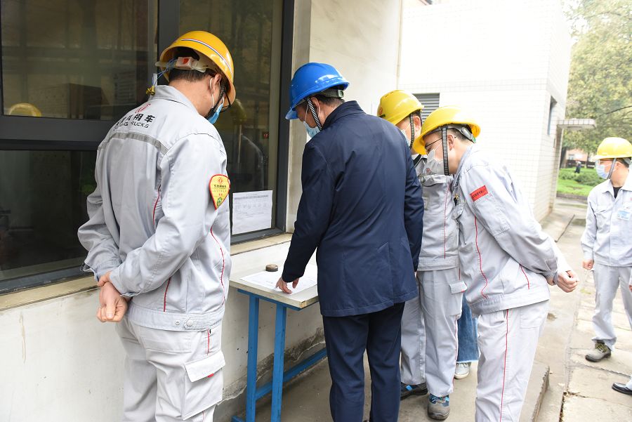 在備料車間剪切板檢查.jpg 在備料車間剪切板檢查.jpg