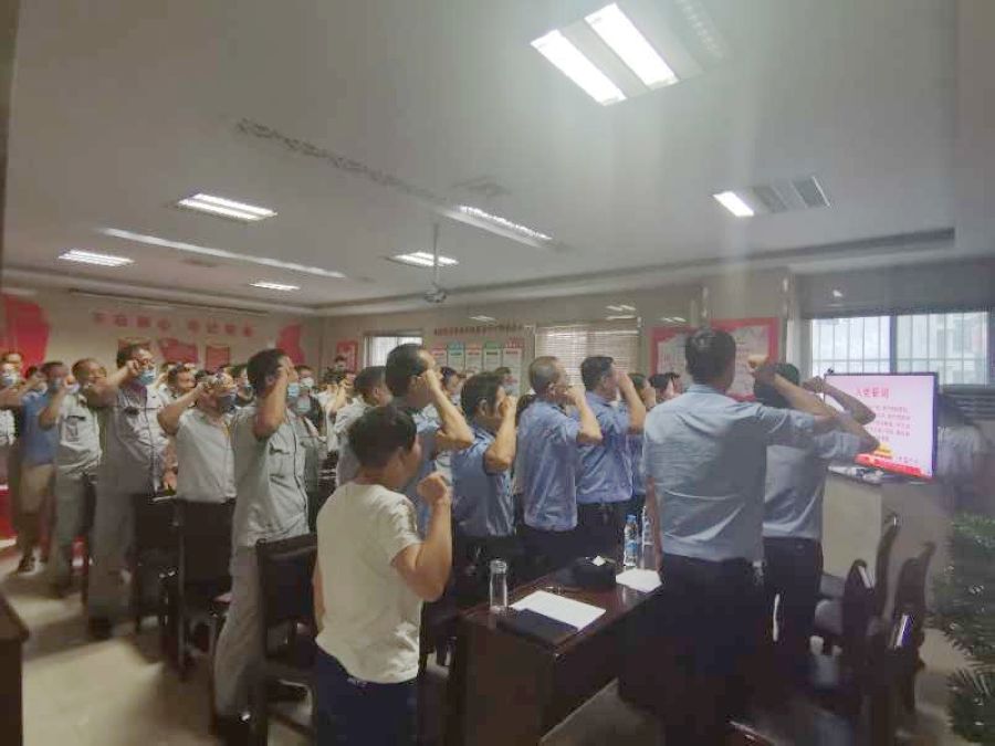 啟動(dòng)會(huì)重溫入黨誓詞.jpg 啟動(dòng)會(huì)重溫入黨誓詞.jpg