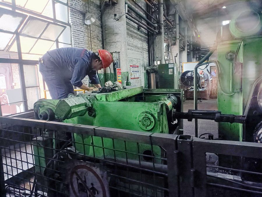 機修康建榮在修理輥鍛機.jpg 機修康建榮在修理輥鍛機.jpg