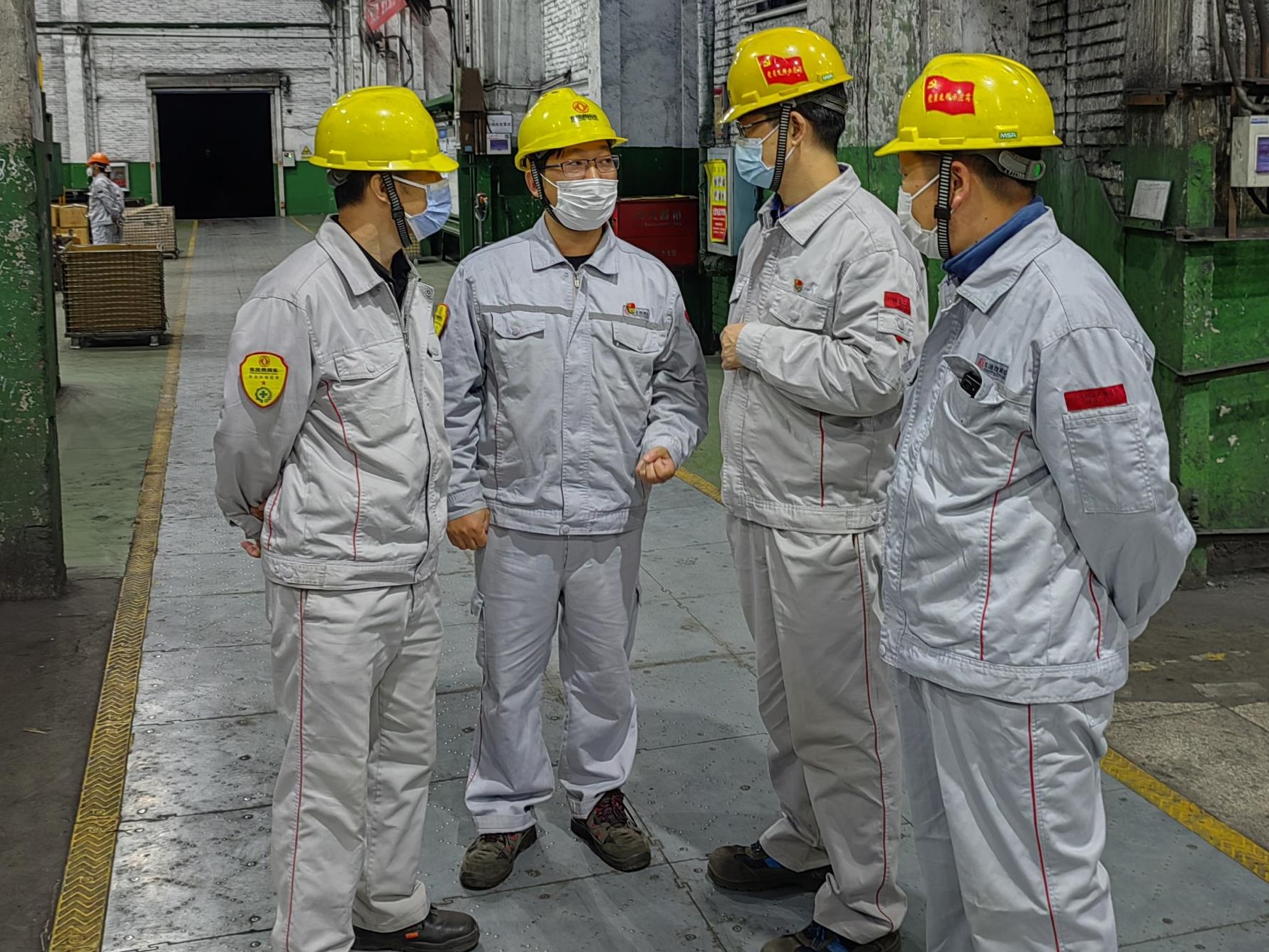 駐廠管理團隊在一車間指導新品調試 (1).jpg 駐廠管理團隊在一車間指導新品調試 (1).jpg