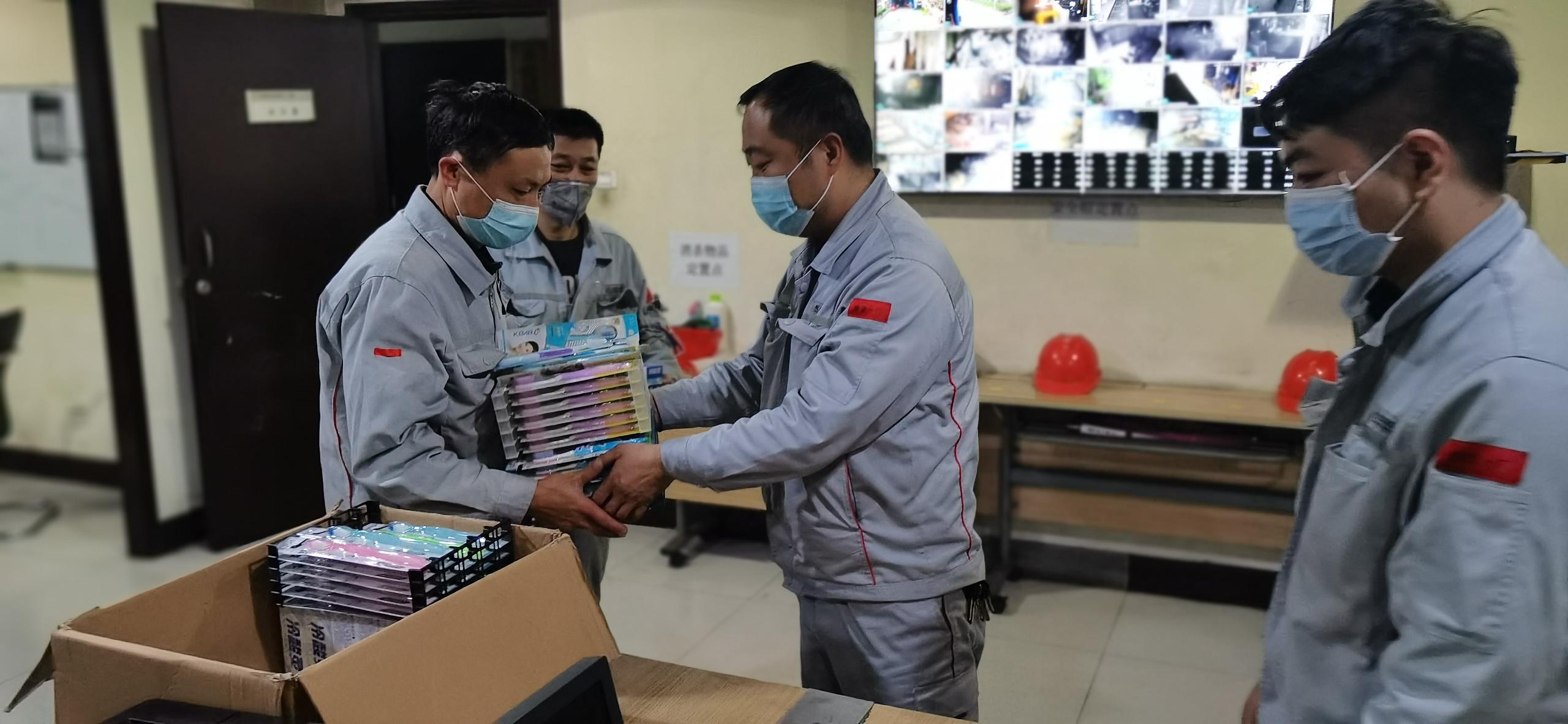 分發(fā)生活物資.jpg 分發(fā)生活物資.jpg