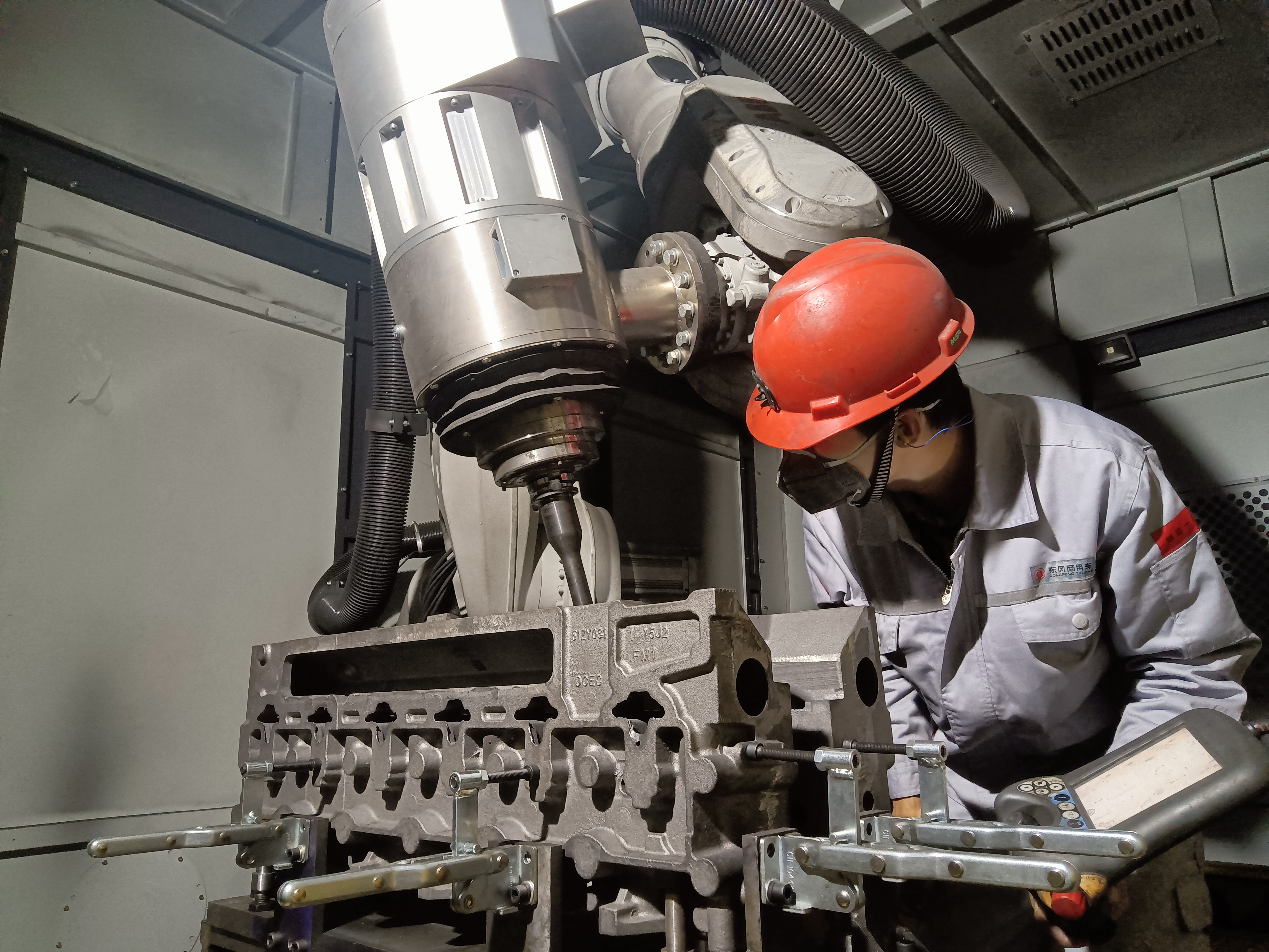 機器人打磨站(1).jpg 機器人打磨站(1).jpg