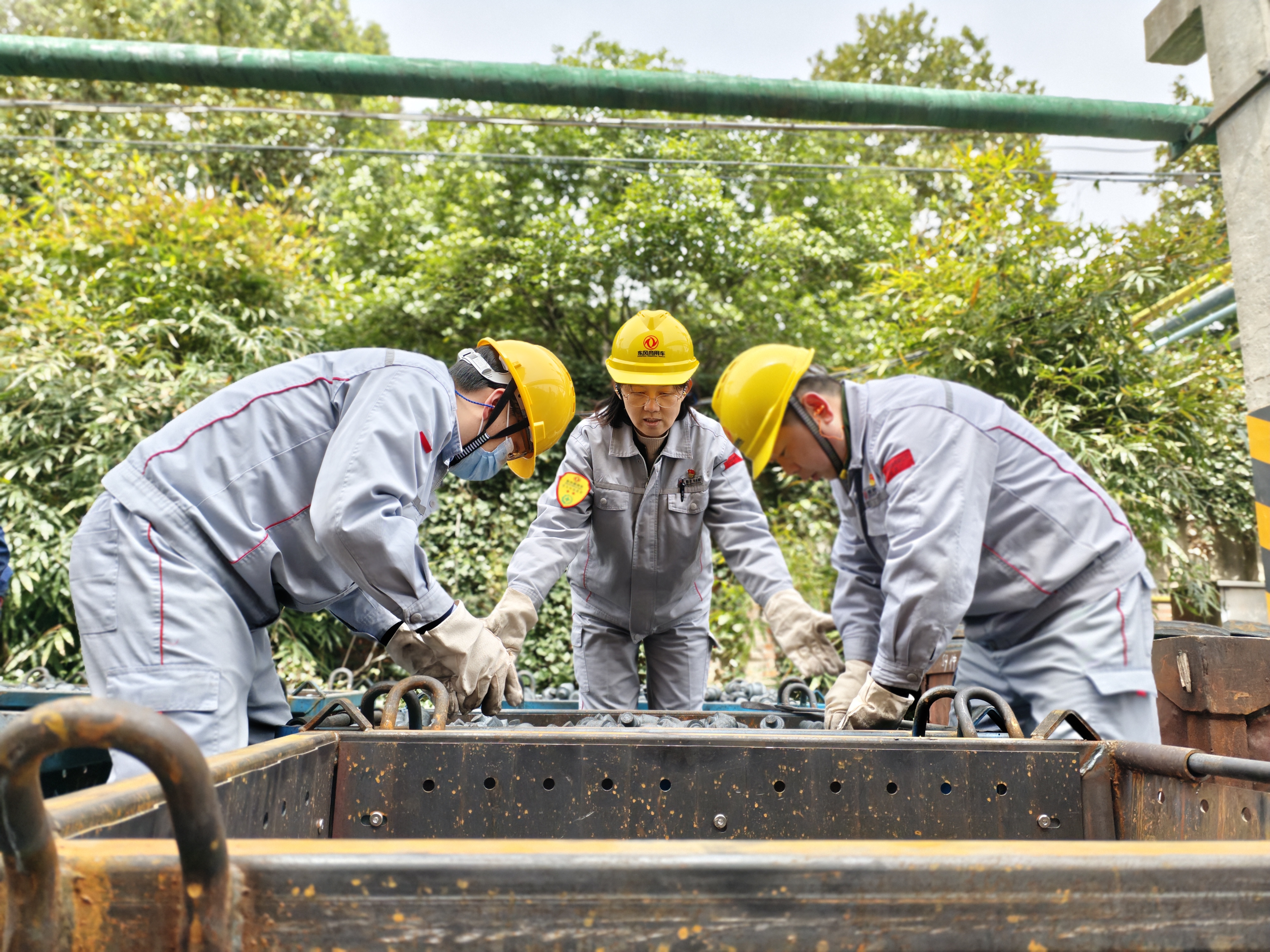 公司嚴(yán)書記對盤點(diǎn)數(shù)量核對(1).jpg 公司嚴(yán)書記對盤點(diǎn)數(shù)量核對(1).jpg