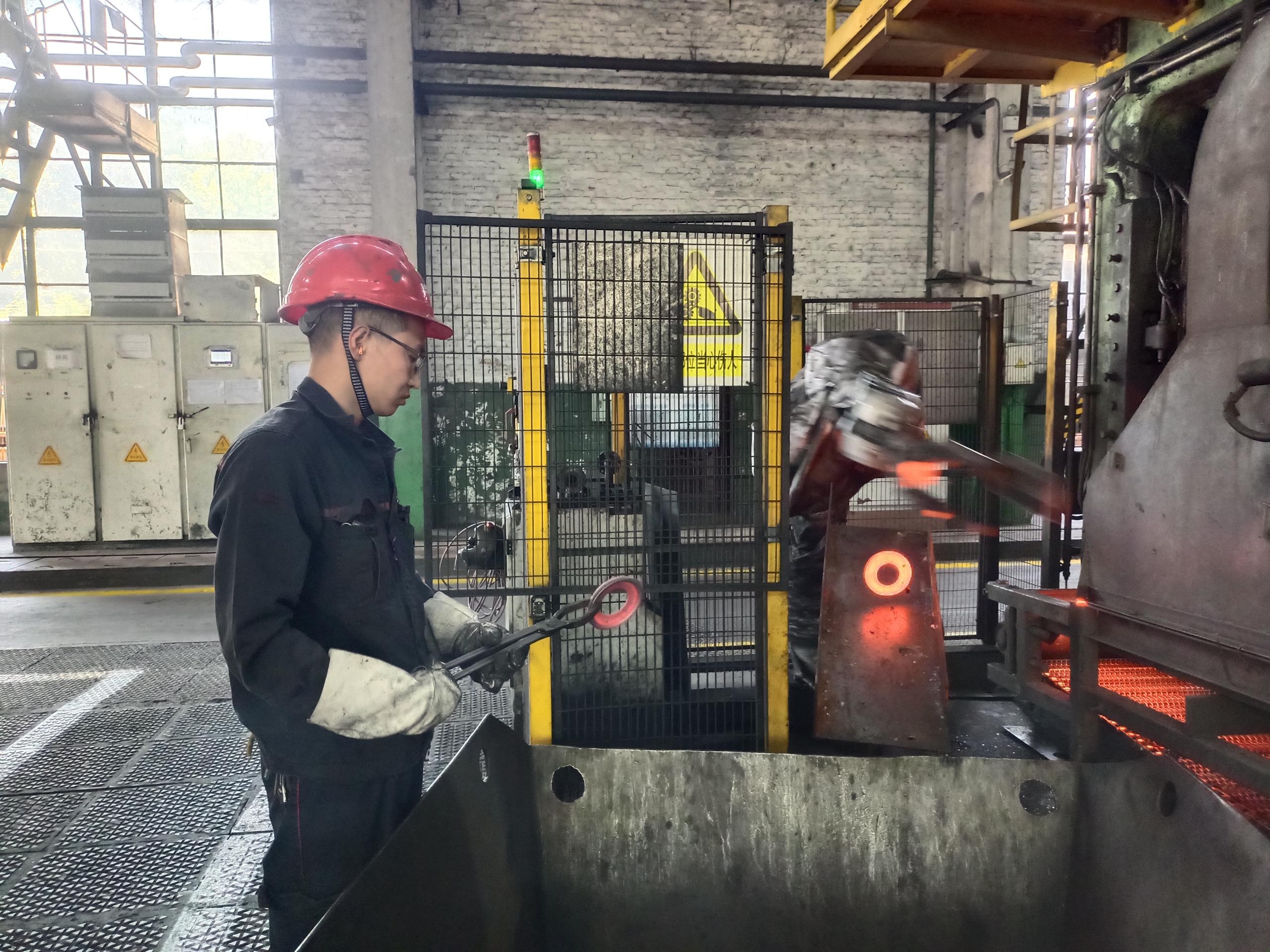 自動滑落的飛邊讓王師流露出滿臉的笑容.jpg 自動滑落的飛邊讓王師流露出滿臉的笑容.jpg