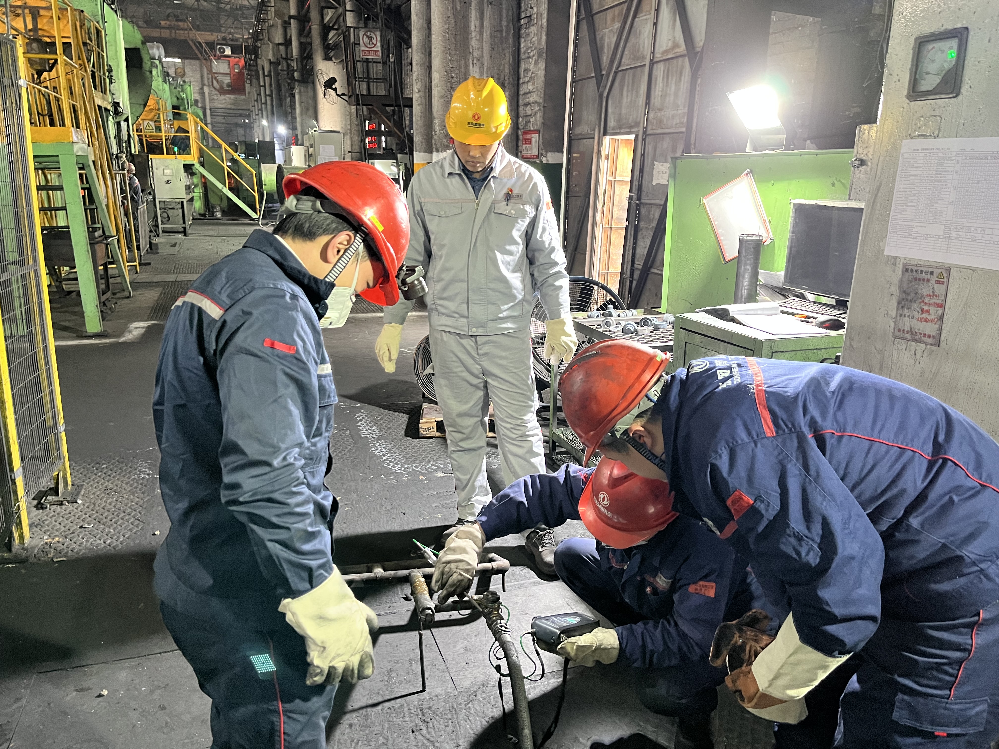 副部長(zhǎng)羅明益對(duì)烤模器輔件檢查中.jpg 副部長(zhǎng)羅明益對(duì)烤模器輔件檢查中.jpg