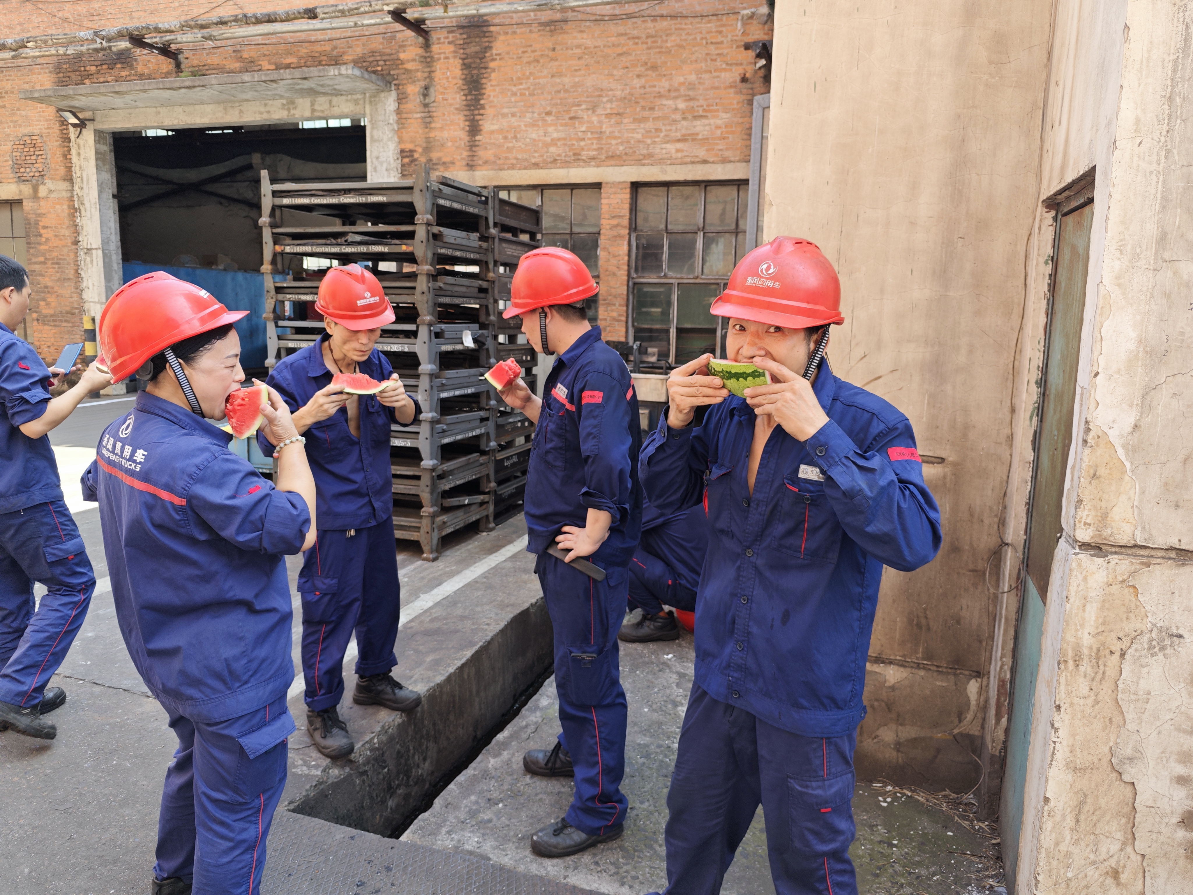 員工在工歇時間用西瓜解暑(1).jpg 員工在工歇時間用西瓜解暑(1).jpg